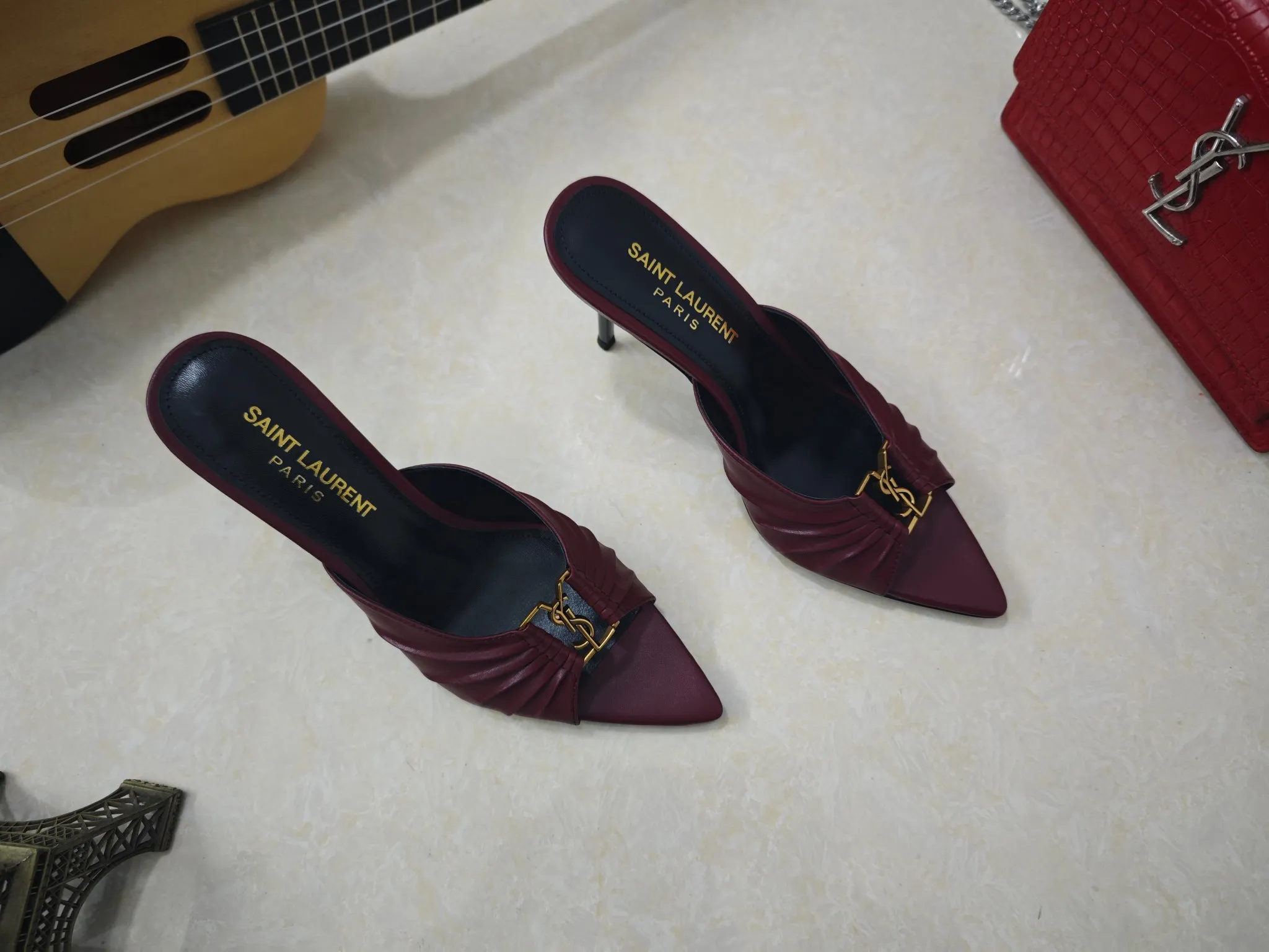 👟👟Ex-factory price 520👟👟 【Saint Laurent】Yves Saint Laurent, stiletto heel YSL sandals💃2025 early autumn counter synchronized with the latest styles, YSL, decoration👠 Classic and high-quality glamorous masterpieces, the hottest spring and summer series in the counter, with temperament, fashion, classic and attractive design style 😌The on-foot effect is particularly beautiful〰️, the material is imported from Italy, small black cow, imported black patent leather, lining, and foot pads; sheepskin, heel height, stiletto 9cm, size 35-41 (34.41.42 must be customized, non-returnable) outsole; imported genuine leather outsole, complete with counter packaging